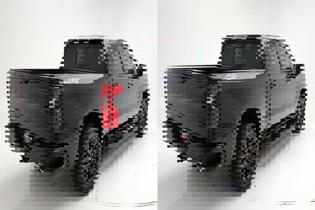 Used 2023 Chevrolet Silverado 1500 RST w/ Redline Edition AWD/4WD image 9