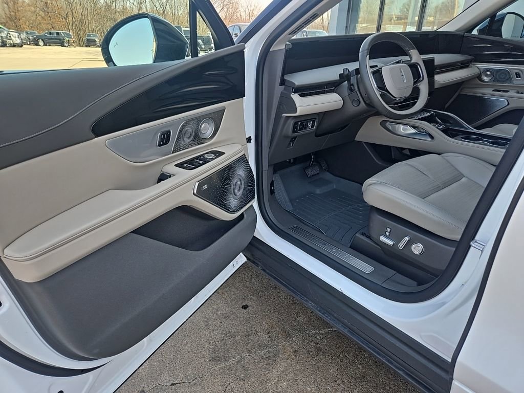 Used 2025 Lincoln Nautilus Reserve image 30