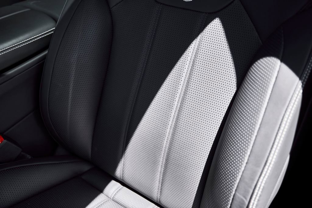 Used 2024 Bentley Bentayga AWD/4WD image 45