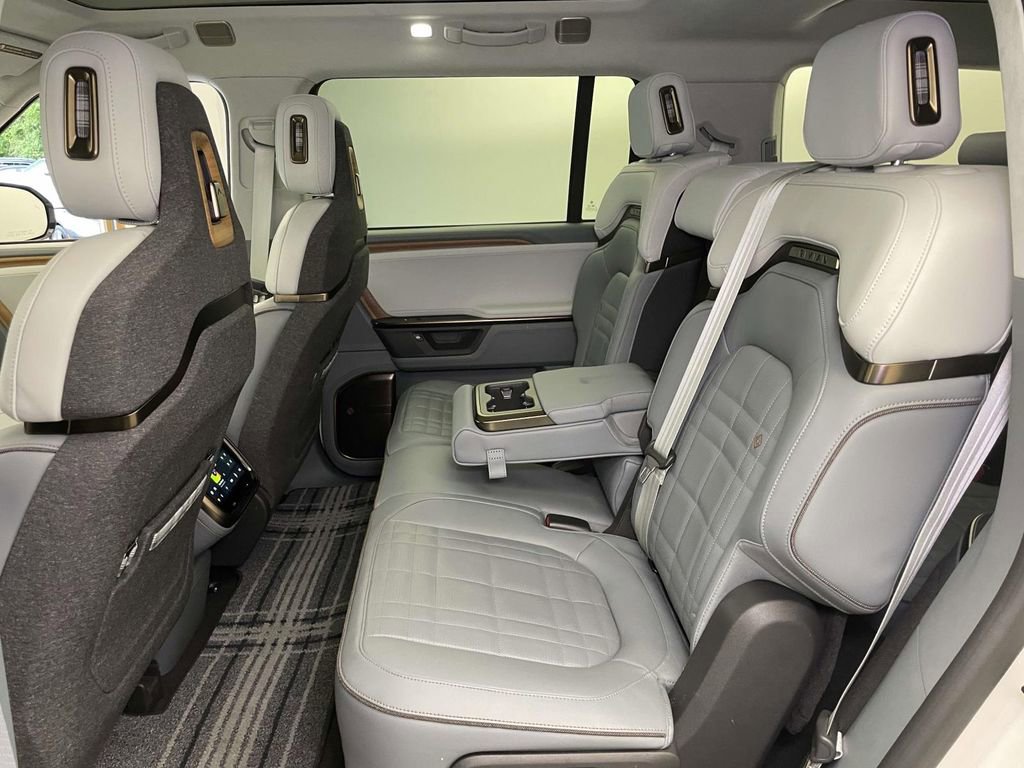 Used 2025 Rivian R1S Premium AWD/4WD image 19