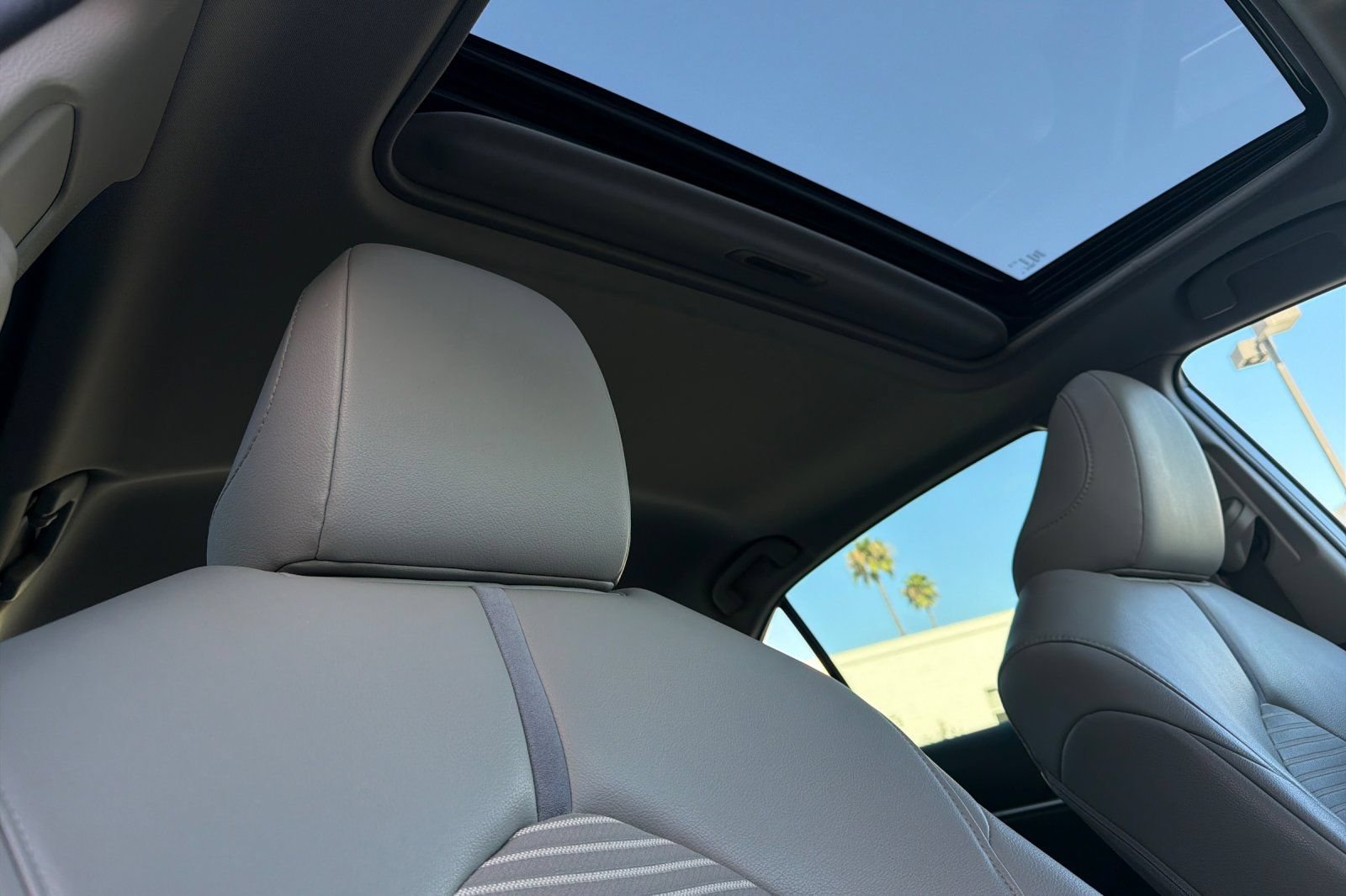 Used 2018 Toyota Camry SE w/ Moonroof Package FWD image 18