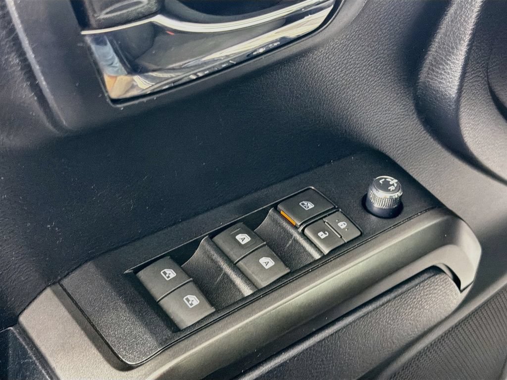 Used 2017 Toyota Tacoma TRD Sport AWD/4WD image 18