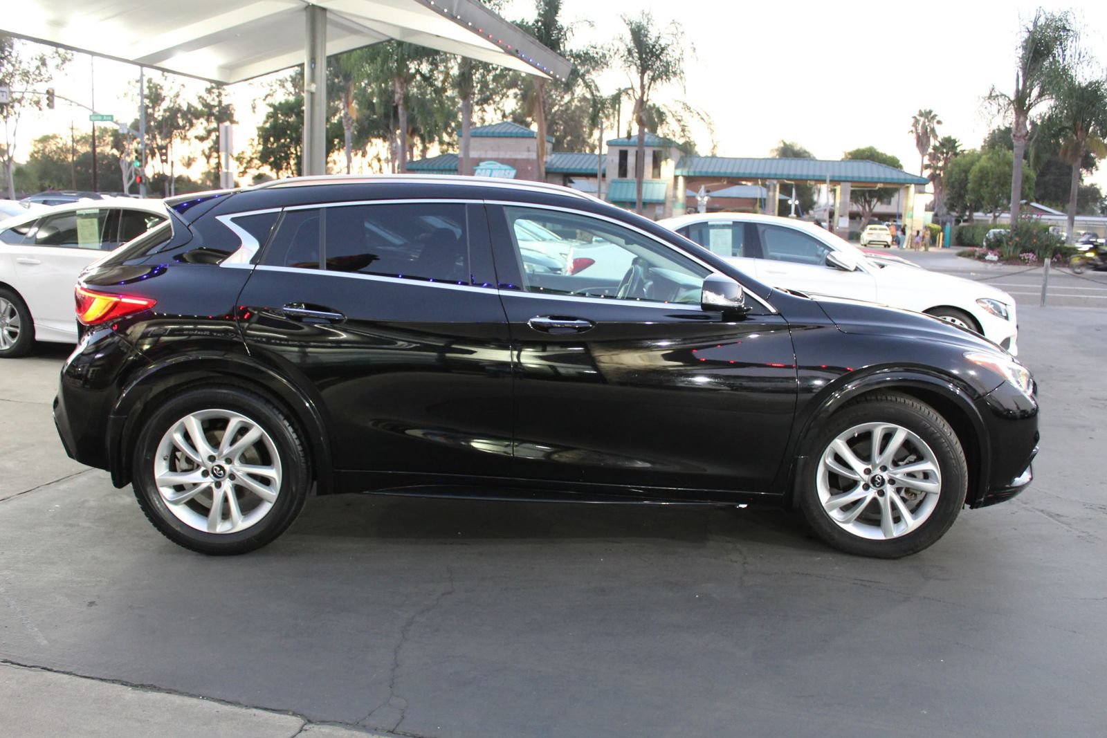 Used 2017 INFINITI QX30 Premium FWD image 6