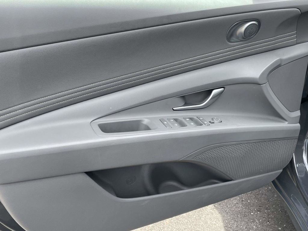 Certified 2025 Hyundai Elantra Sport FWD image 13
