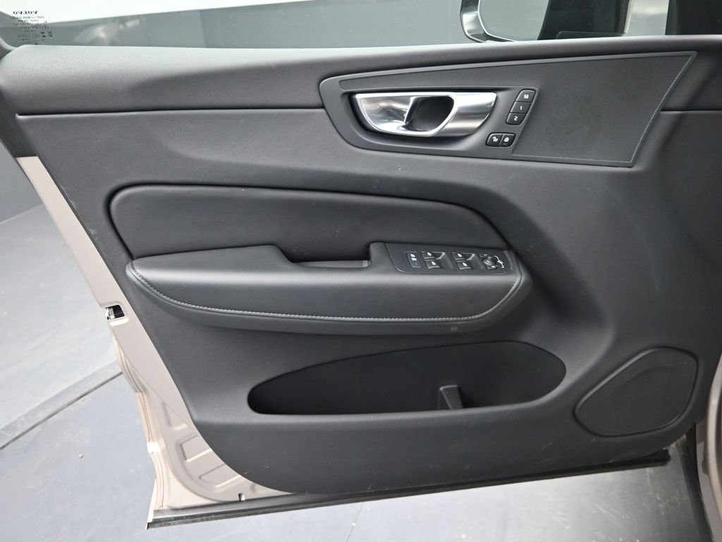 Used 2025 Volvo XC60 B5 Plus image 10