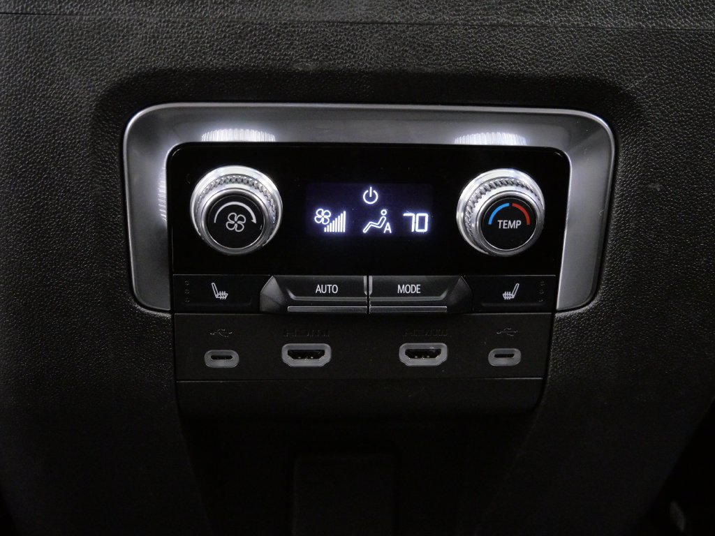 Used 2021 GMC Yukon SLT w/ SLT Luxury Plus Package AWD/4WD image 17