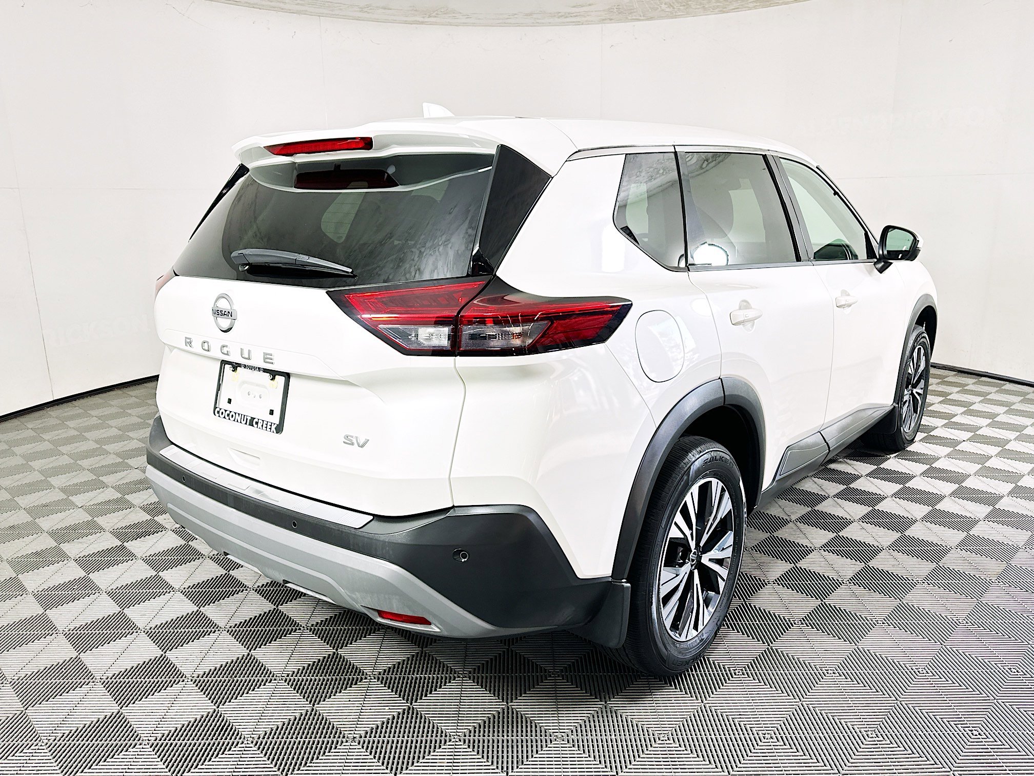 Used 2021 Nissan Rogue SV image 3