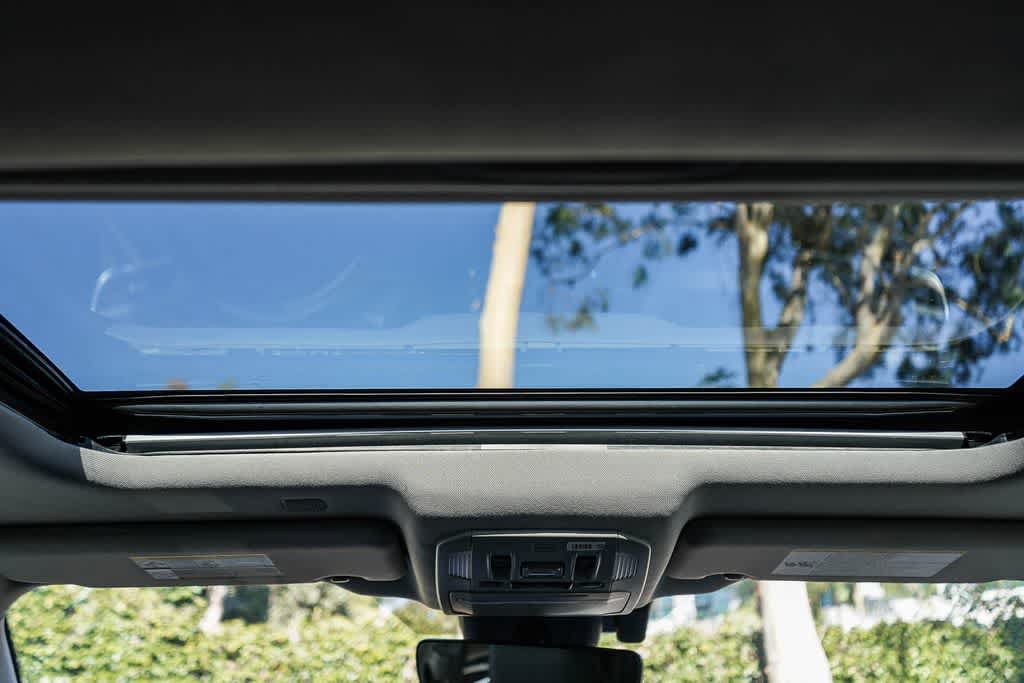 Used 2021 Toyota Highlander XLE AWD/4WD image 16