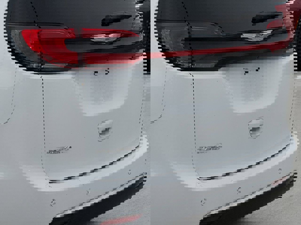 Used 2023 Chrysler Pacifica Touring-L FWD image 6