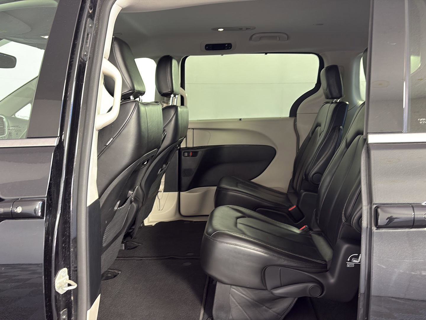 Used 2024 Chrysler Pacifica Touring-L image 18