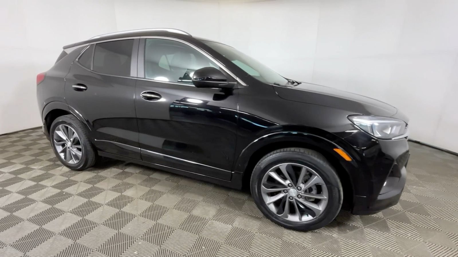 Used 2022 Buick Encore GX Select w/ Sport Touring Package FWD image 3