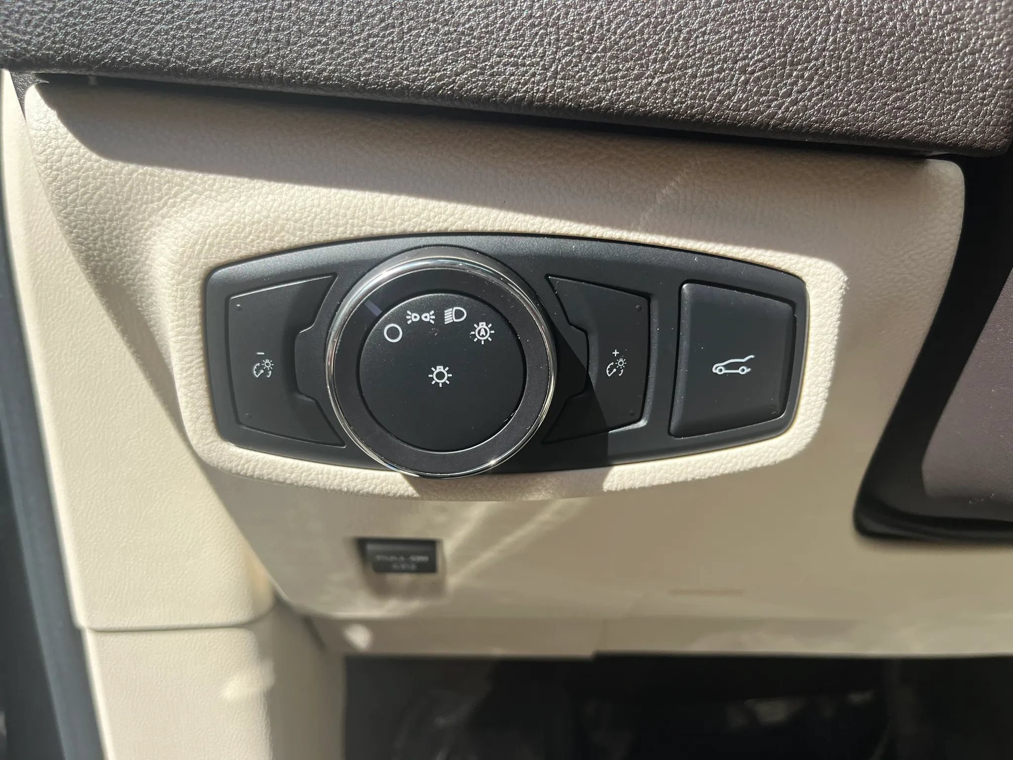 Used 2015 Lincoln MKC FWD w/ Equipment Group 101A Select image 14