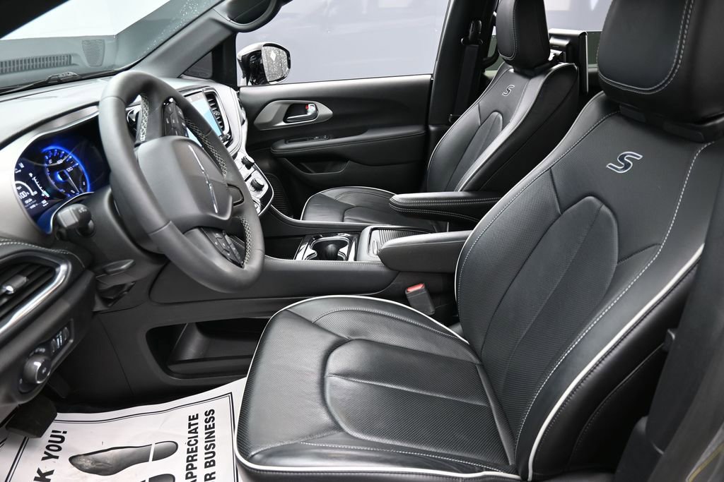 Used 2023 Chrysler Pacifica Limited w/ S Appearance Package AWD/4WD image 11