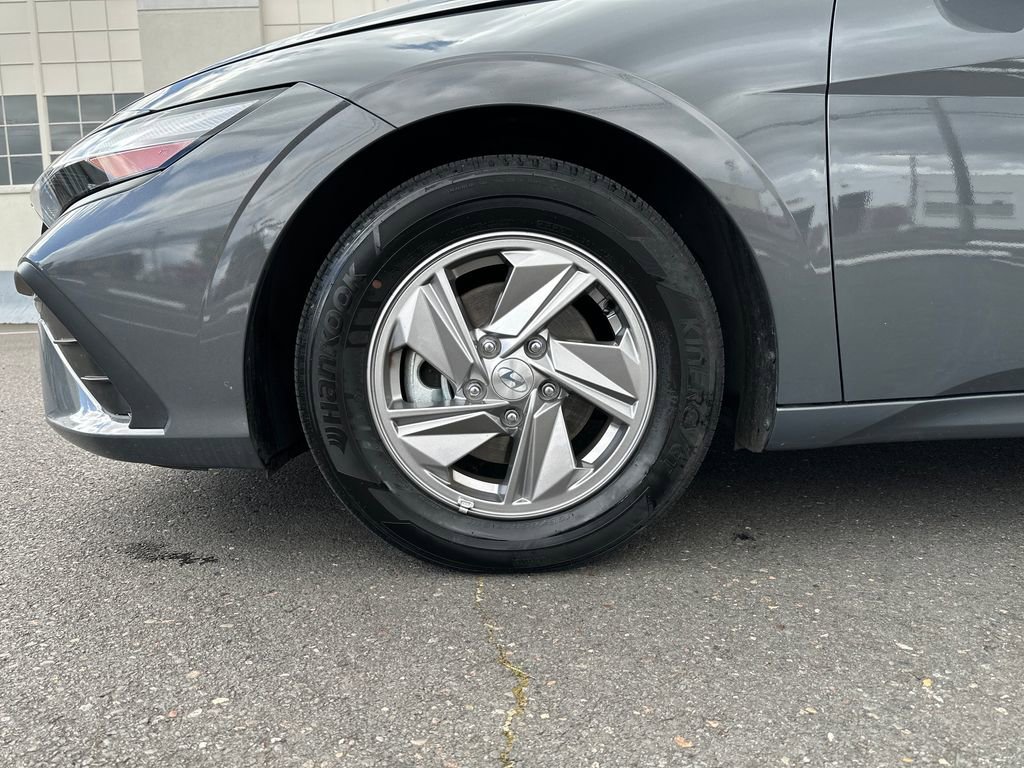 Certified 2025 Hyundai Elantra SE image 11