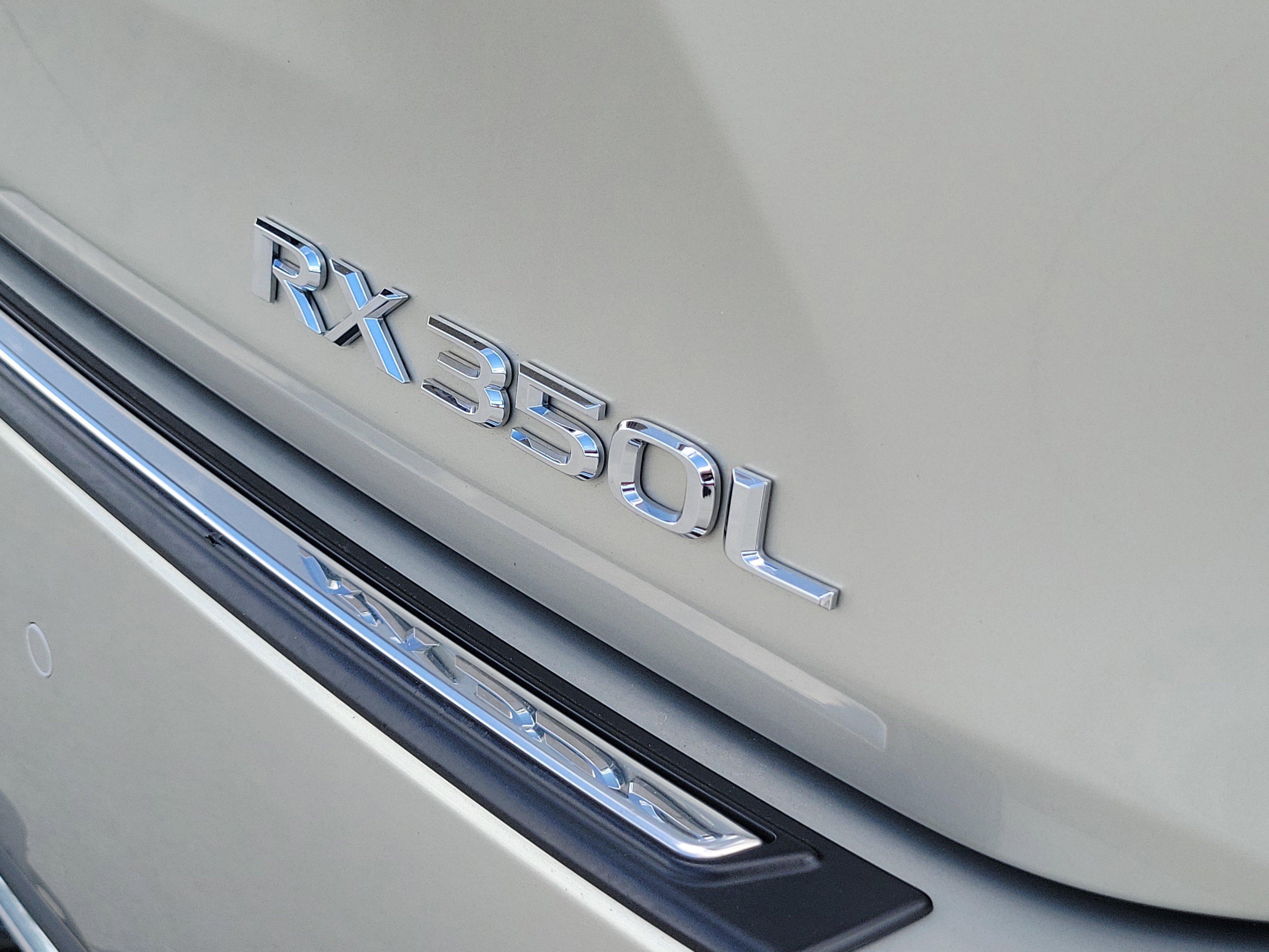 Used 2020 Lexus RX 350L Luxury w/ Accessory Package image 9