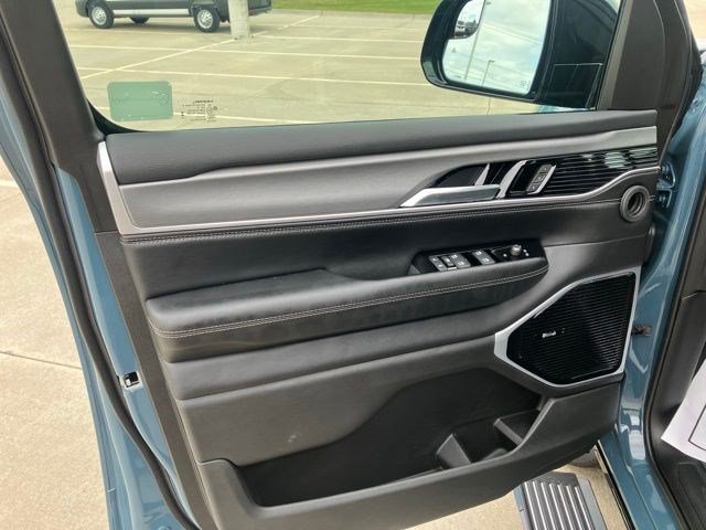 New 2026 Jeep Grand Wagoneer Limited AWD/4WD image 9