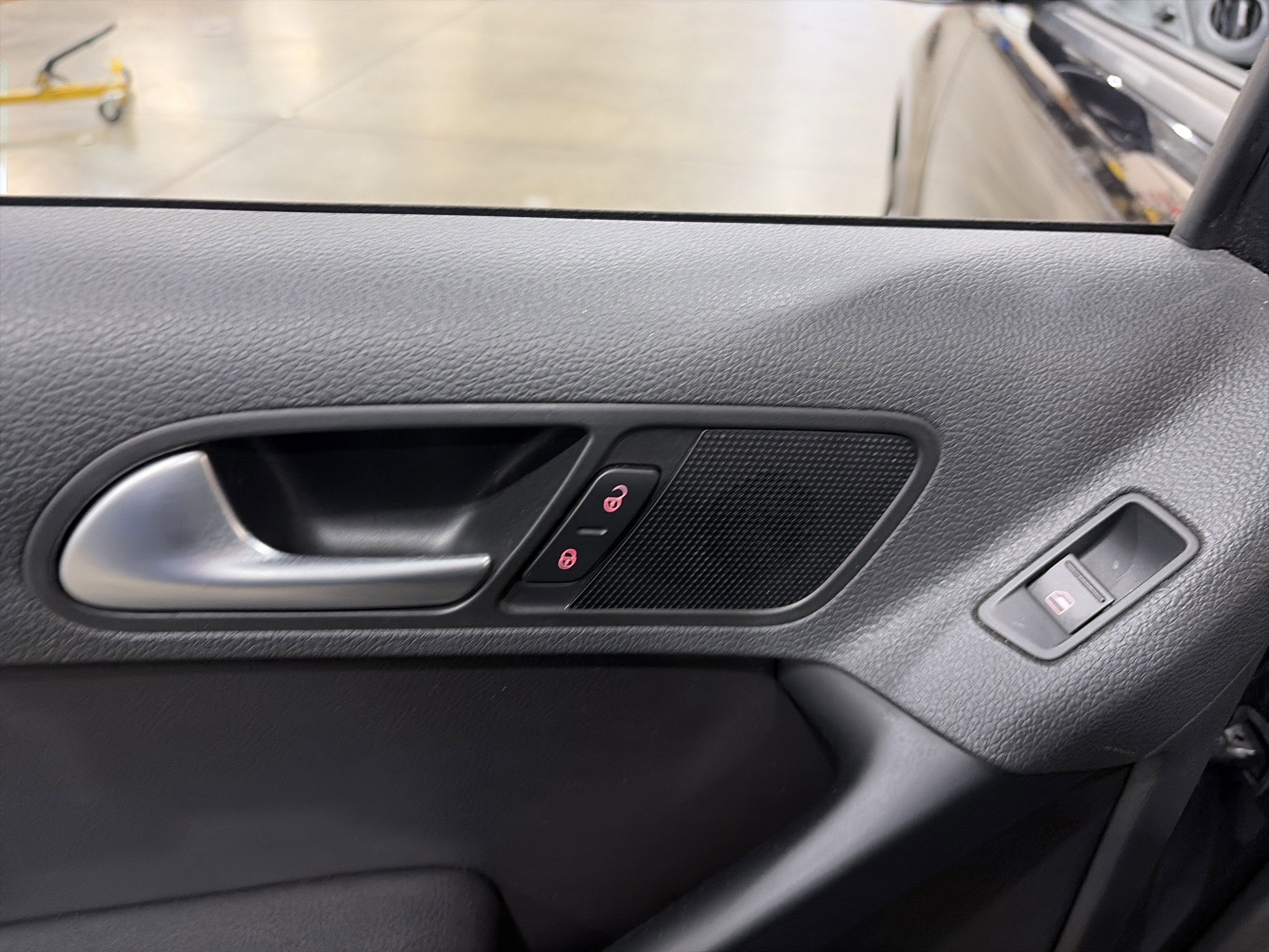 Used 2017 Volkswagen Tiguan S image 21