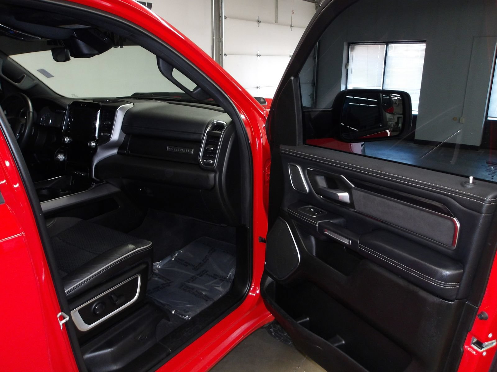 Used 2024 RAM 1500 Laramie AWD/4WD image 15