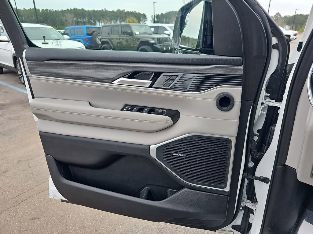 Used 2024 Jeep Wagoneer L Series II image 32