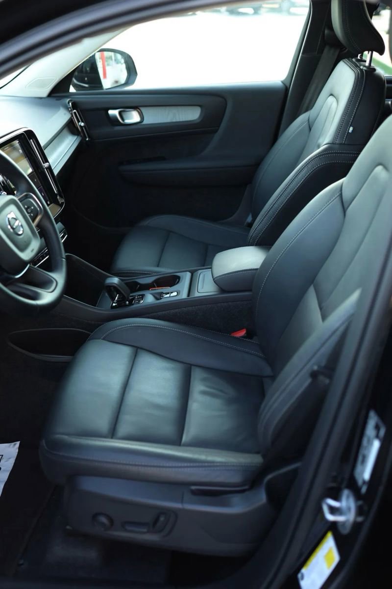 Used 2025 Volvo XC40 B5 Core image 16