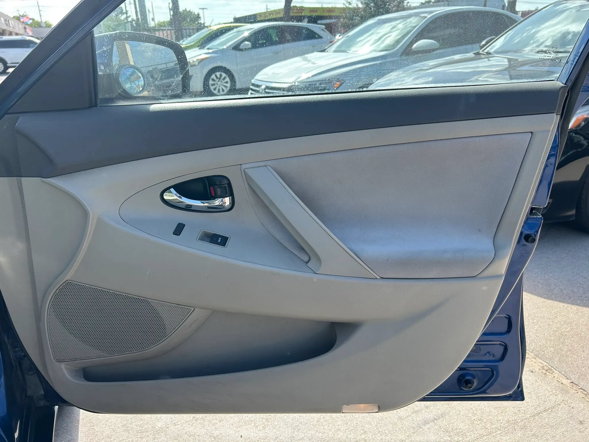 Used 2010 Toyota Camry LE FWD image 16
