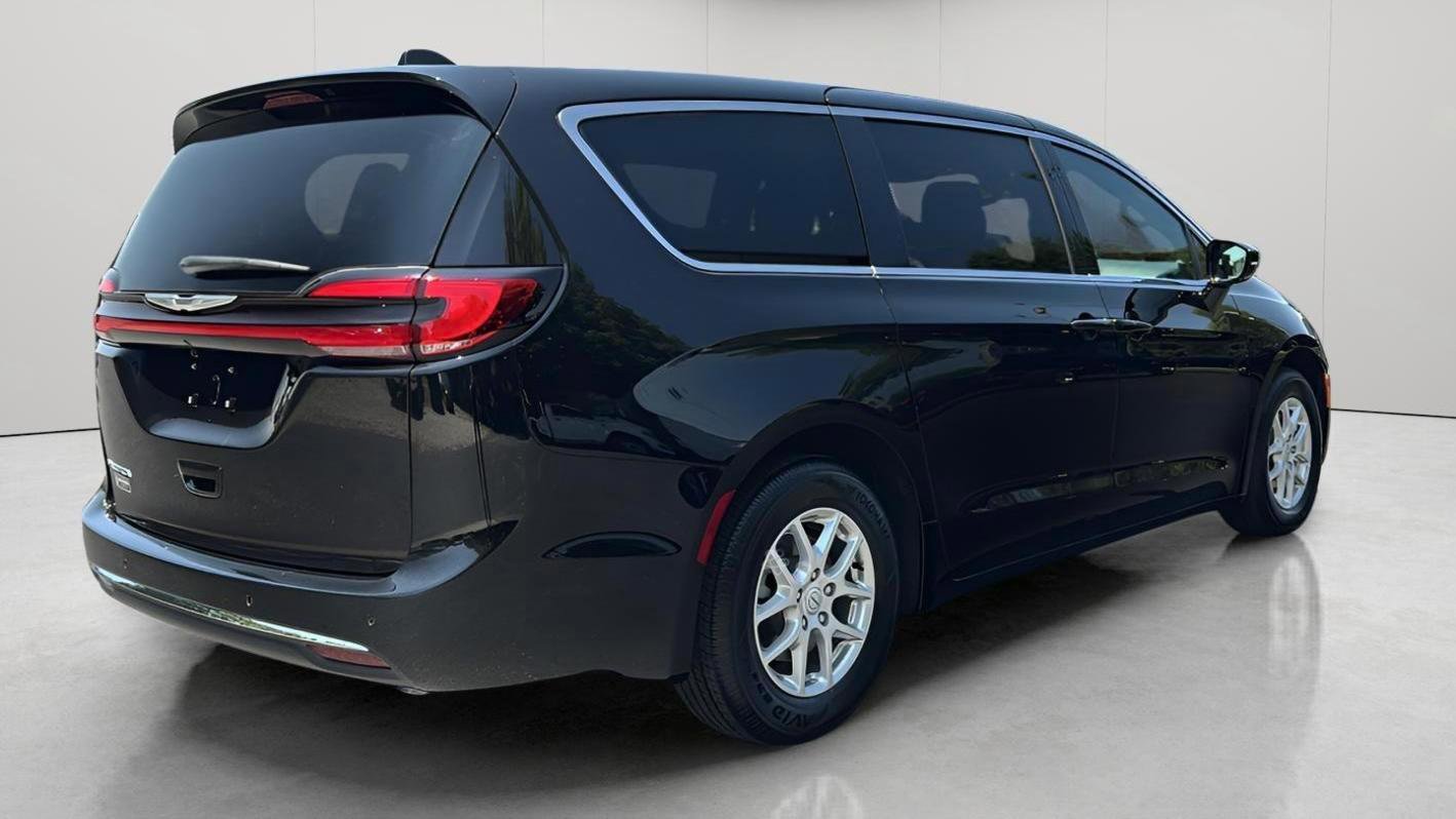 New 2026 Chrysler Pacifica Select image 4