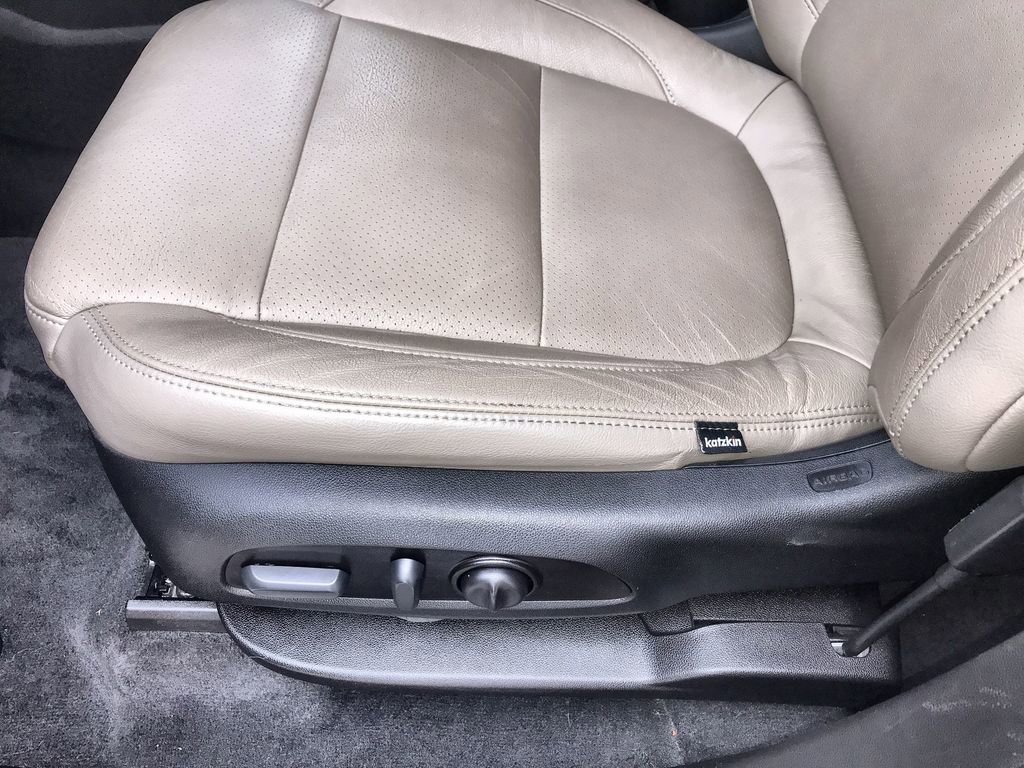 Used 2023 Chevrolet Traverse LT w/ LPO, Floor Liner Package FWD image 12