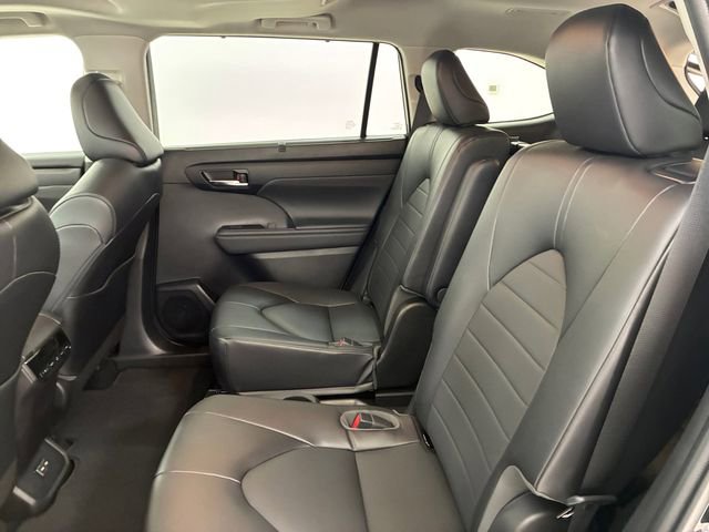 Used 2022 Toyota Highlander XLE AWD/4WD image 18