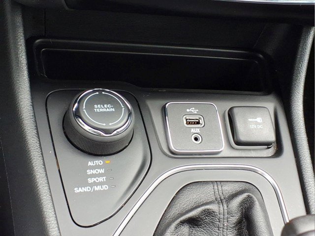 Used 2019 Jeep Cherokee Latitude w/ Popular Appearance Group AWD/4WD image 19