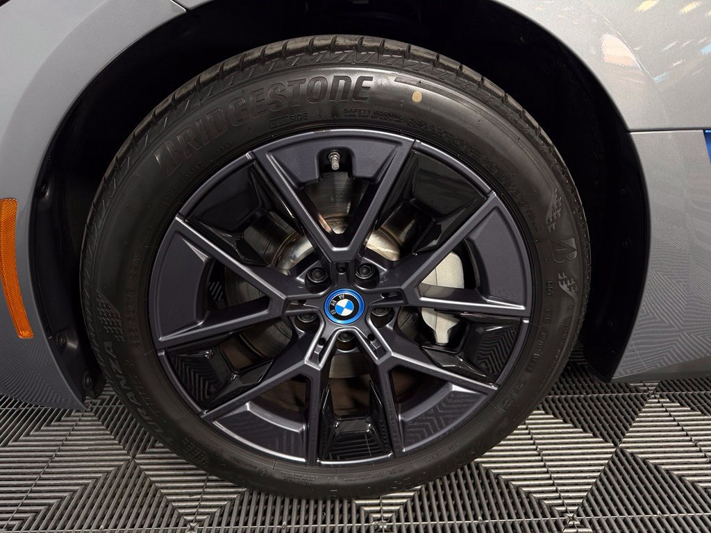 Used 2023 BMW i4 eDrive35 RWD image 11