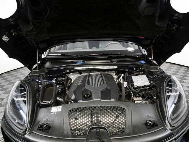 Certified 2022 Porsche Macan AWD/4WD image 34