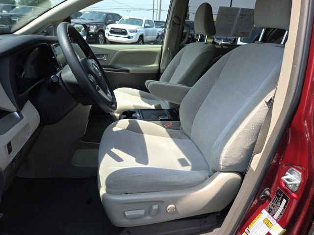 Used 2019 Toyota Sienna LE w/ LE Preferred Package FWD image 9