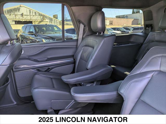 Used 2025 Lincoln Navigator Reserve w/ Jet Appearance Package image 21