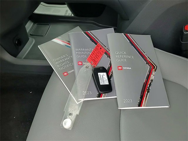 Certified 2023 Toyota Sienna XLE image 7