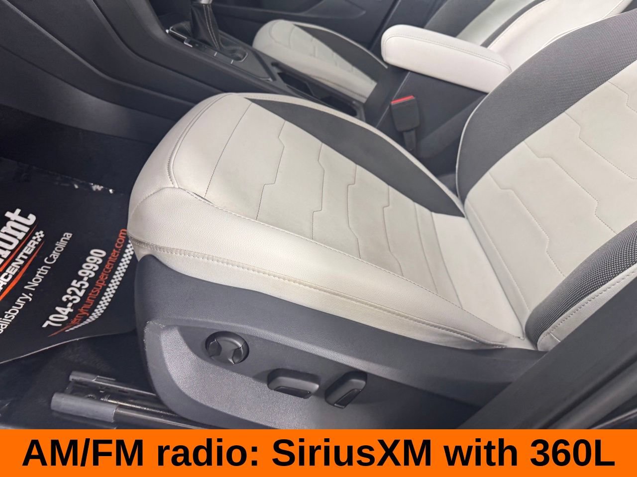 Used 2025 Volkswagen Taos SE w/ Panoramic Sunroof Package FWD image 14