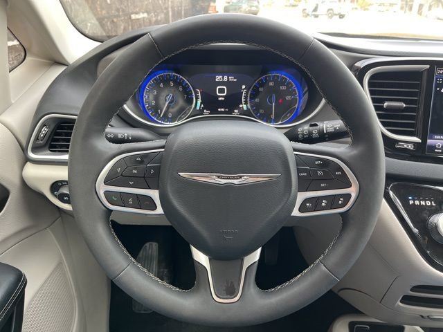 Used 2024 Chrysler Pacifica Touring-L image 31