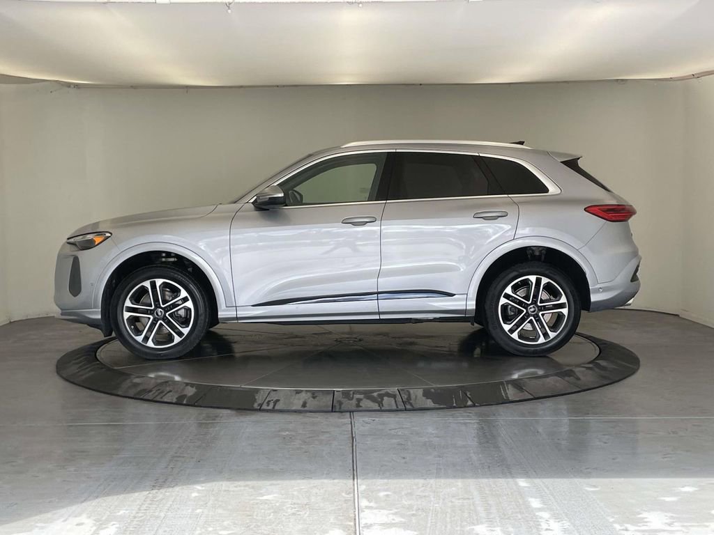 Certified 2025 Audi Q5 Premium w/ Convenience Package image 2