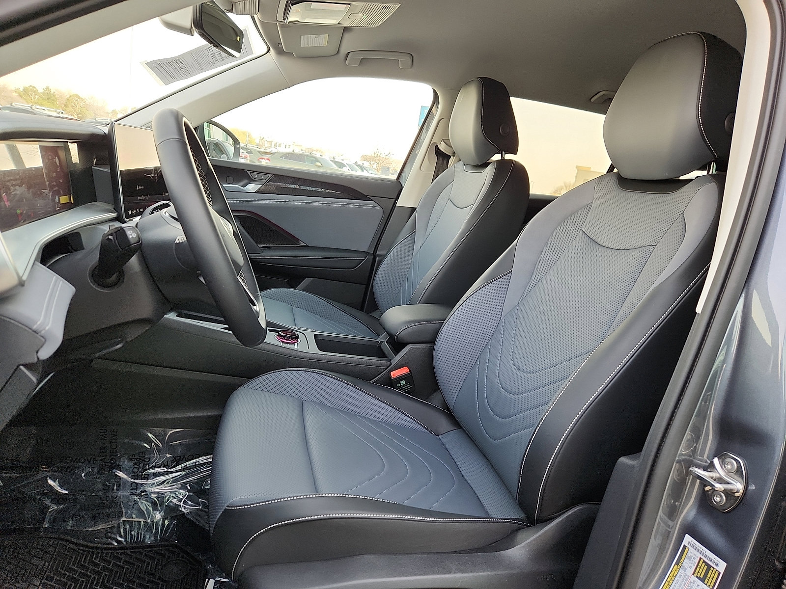 Certified 2025 Volkswagen Tiguan SE image 13