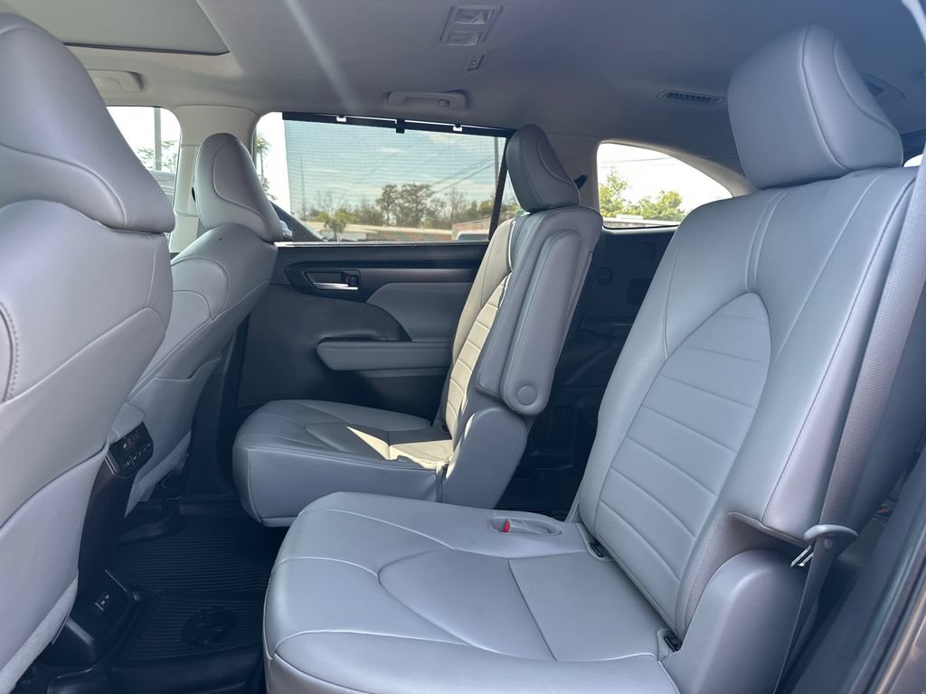 Used 2023 Toyota Highlander XLE FWD image 15