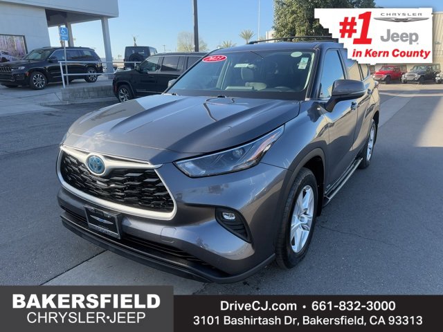 Used 2023 Toyota Highlander LE image 1