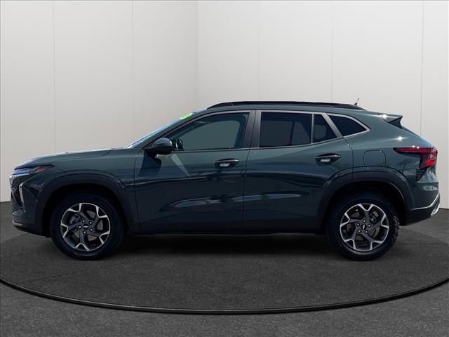 Certified 2025 Chevrolet Trax LT FWD image 2