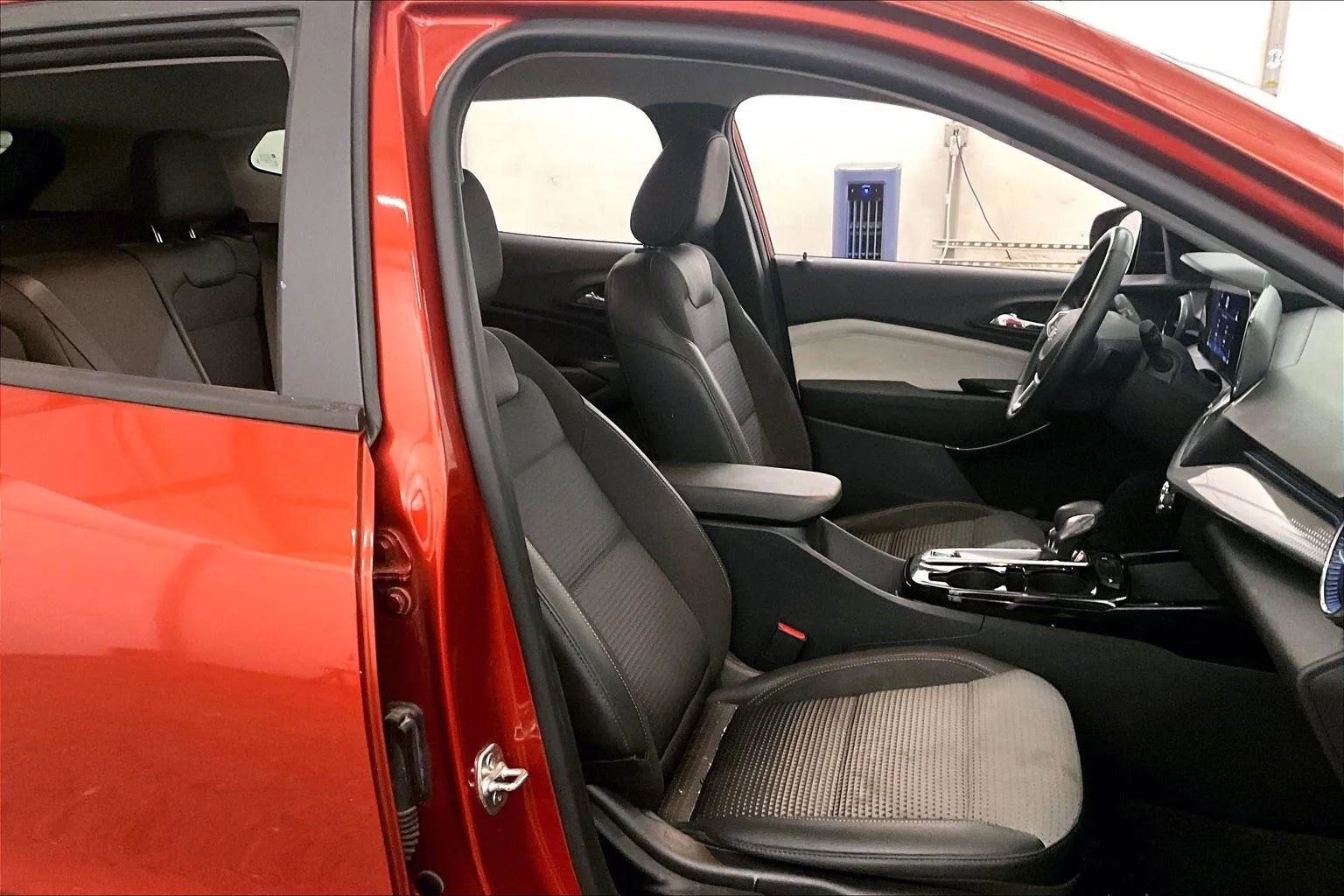 Used 2024 Chevrolet Trax LT w/ LT Convenience Package image 7