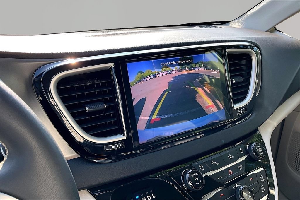 Used 2024 Chrysler Pacifica Touring-L FWD image 13