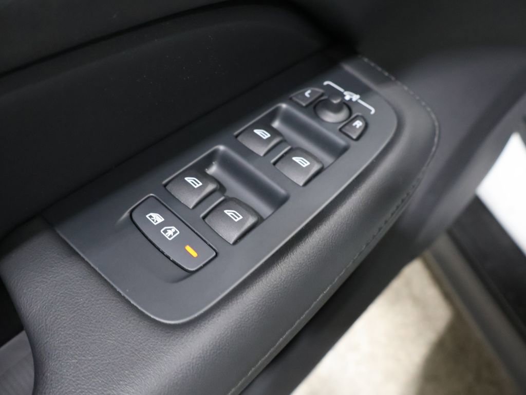 Used 2025 Volvo V60 B5 Cross Country Plus image 14