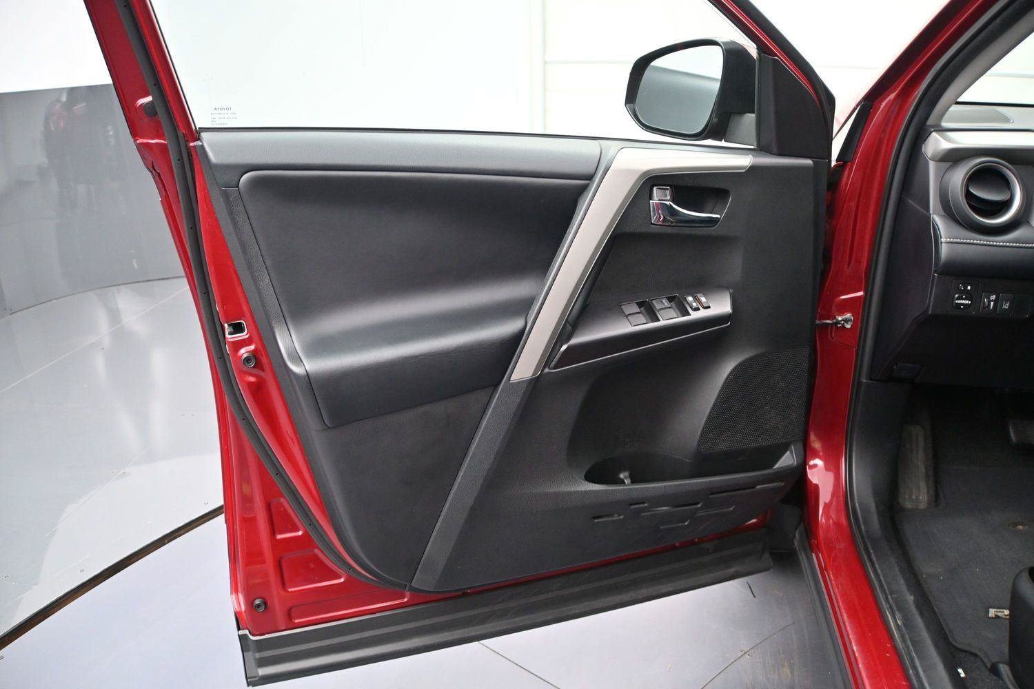 Used 2018 Toyota RAV4 XLE FWD image 6
