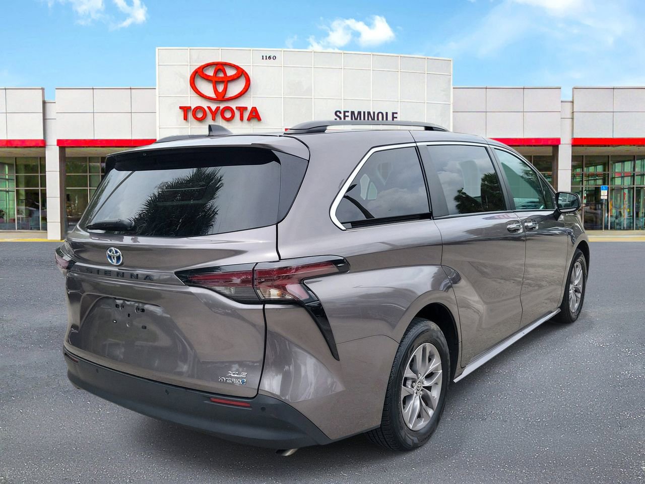 Used 2024 Toyota Sienna XLE FWD image 3