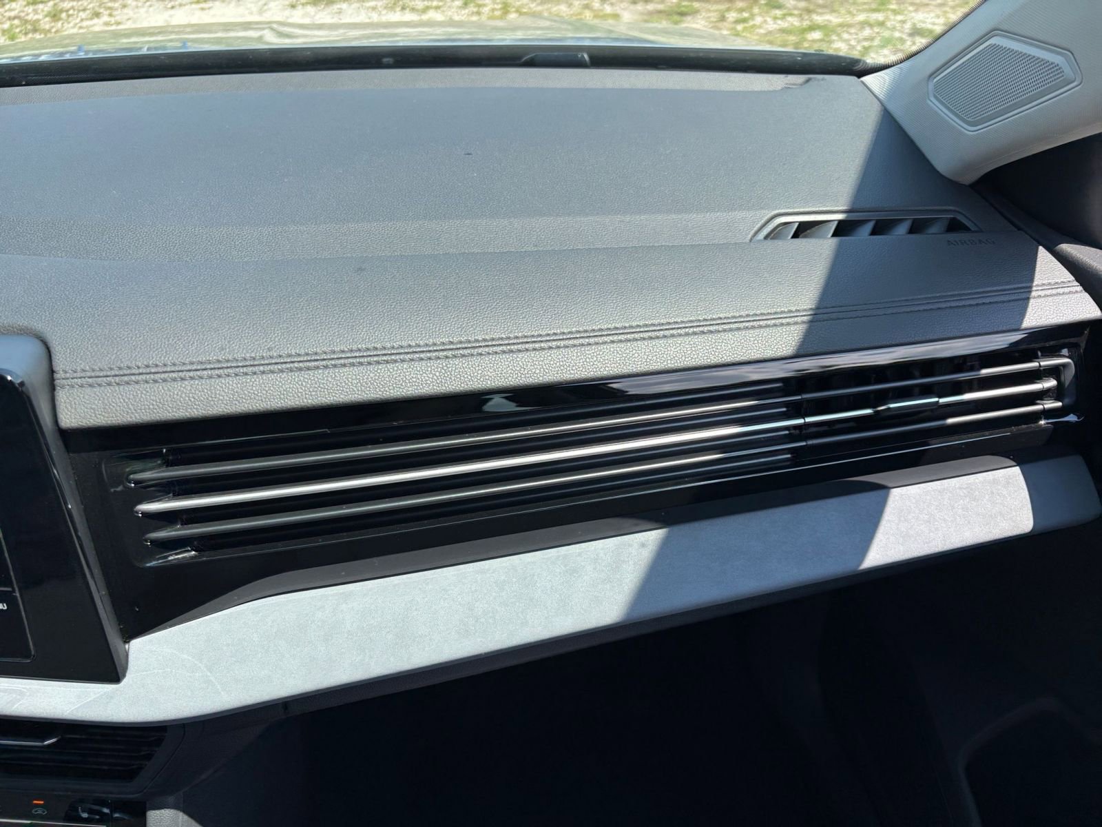 Used 2025 Volkswagen Jetta SE image 37