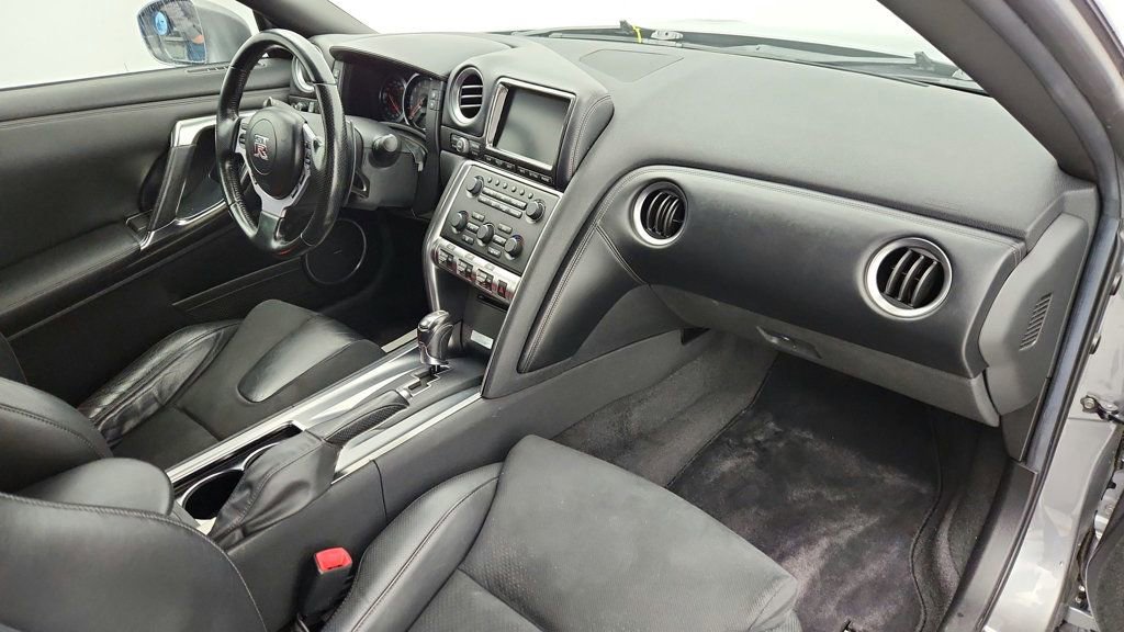 Used 2010 Nissan GT-R Premium image 24