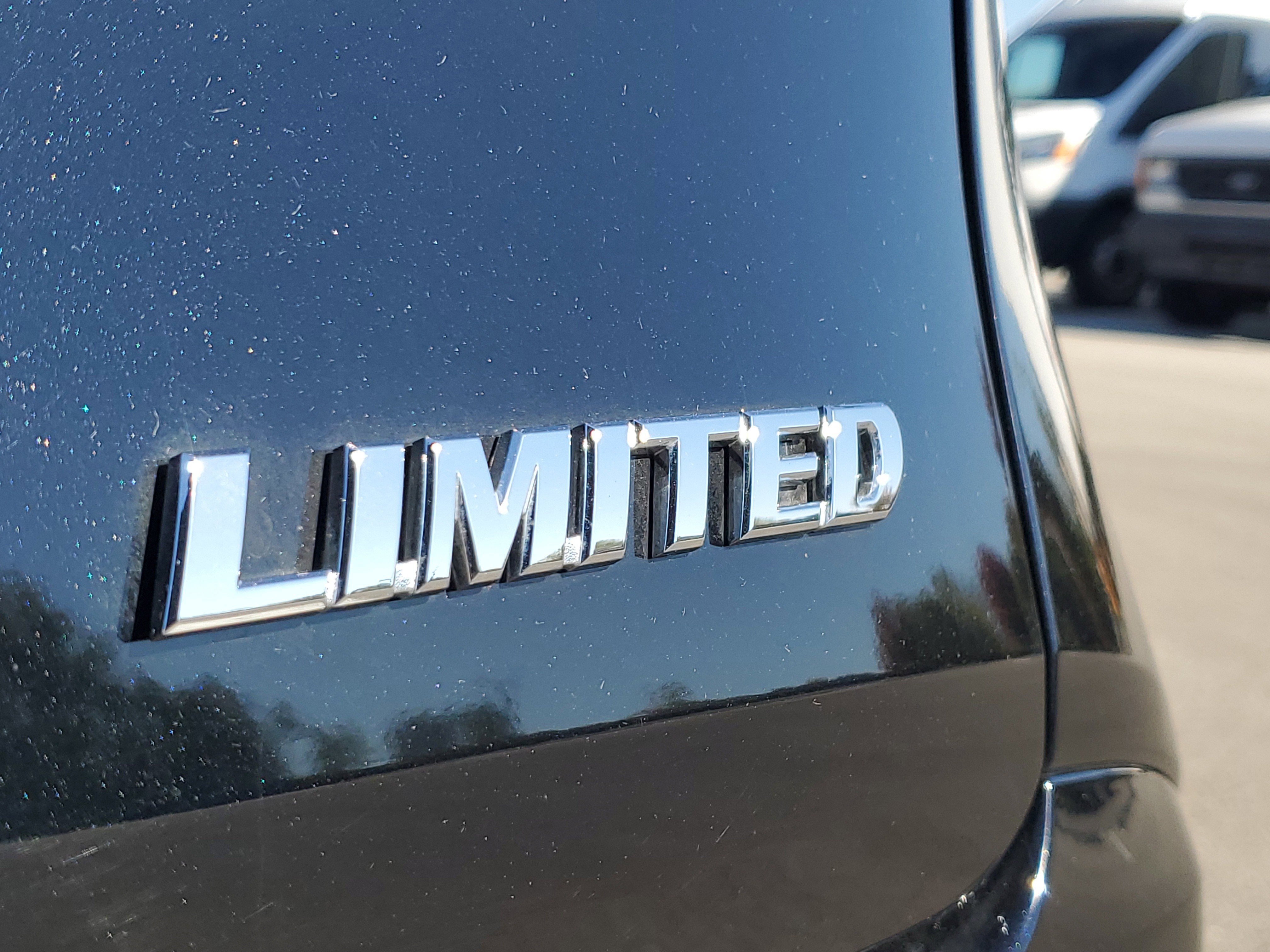 Used 2025 Toyota Sienna Limited image 8