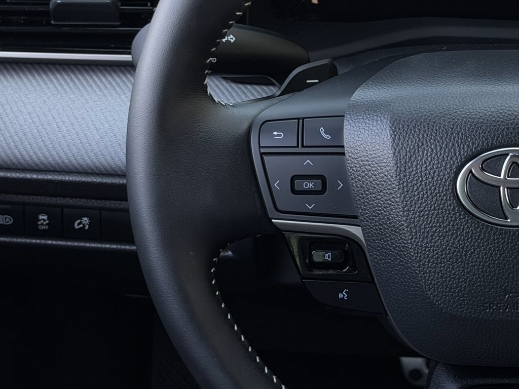 Used 2025 Toyota Camry SE w/ Convenience Package FWD image 15